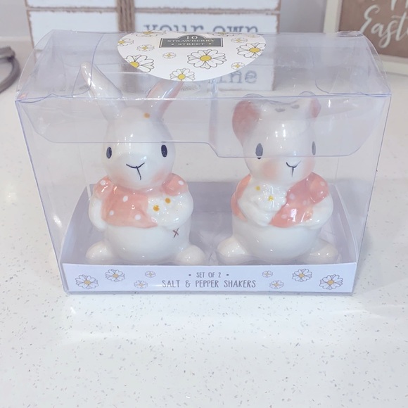 SALE Strawberry Street Plate/Salt&Pepper Shakers - Picture 3 of 3